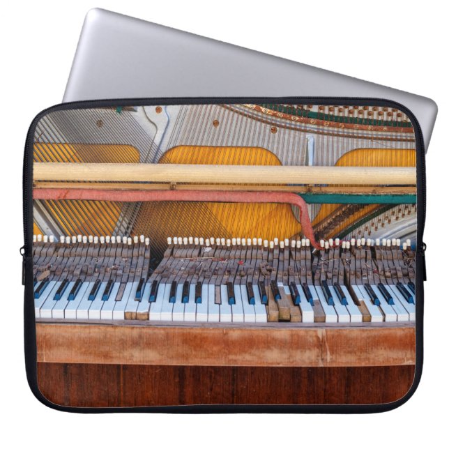 Capa Para Notebook piano antigo com a tampa desligada. Um dilapidado (Frente)