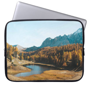CAPA PARA NOTEBOOK PINAS ÁRVORES PERTO DO LAGO