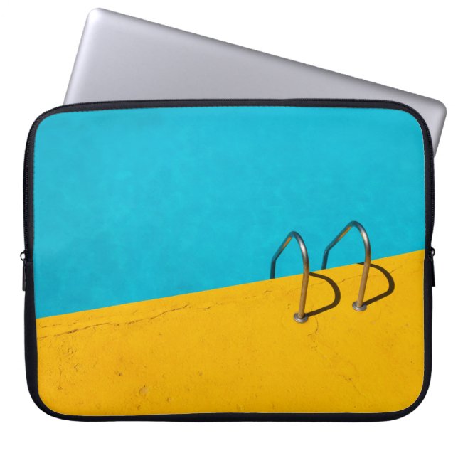 Capa Para Notebook Piscina de natação com escada de aço inoxidável (Frente)