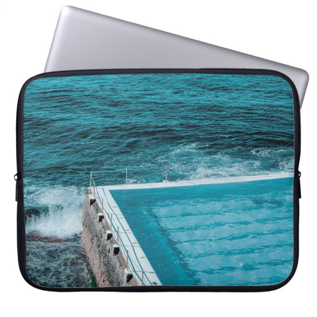 Capa Para Notebook Piscina perto do mar (Frente)