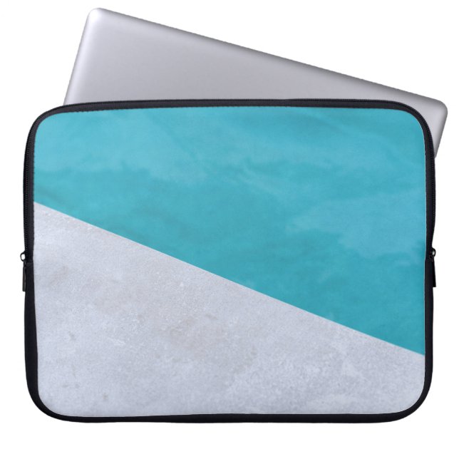 Capa Para Notebook Piso de cinza vazio ao lado da piscina (Frente)
