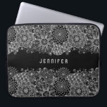 Capa Para Notebook Plano de Fundo Preto Personalizado do Lace Floral<br><div class="desc">Design cinza monograma em renda floral branca e preta. Personalize seu plano de fundo para qualquer cor que você quiser com um local branco.</div>