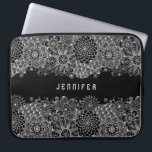 Capa Para Notebook Plano de Fundo Preto Personalizado do Lace Floral<br><div class="desc">Design cinza monograma em renda floral branca e preta. Personalize seu plano de fundo para qualquer cor que você quiser com um local branco.</div>