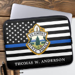 Capa Para Notebook Polícia de logotipo personalizado do Departamento<br><div class="desc">Bolsa de laptop do Departamento de Polícia da Linha Azul - bandeira americana em cores de bandeira policial, design azul e preto moderno. Personalize com o logotipo do seu departamento e personalize com o nome dos policiais. Esta bolsa de laptop personalizada é perfeita para departamentos de polícia e polícias. COPYRIGHT...</div>