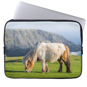 Capa Para Notebook Pônei Shetland em Pastagem Perto de Falésias Altas