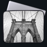Capa Para Notebook Ponte de Foto Branca e Preta do Brooklyn<br><div class="desc">Foto em preto e branco do famoso detalhe arquitetônico da ponte Brooklyn. Monograma personalizado</div>