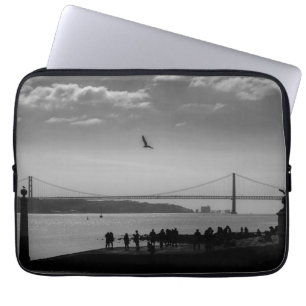 Capa Para Notebook Ponte de suspensão em Lisboa - Foto em preto e bra