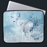 Capa Para Notebook Porcos e Pinheiros de inverno personalizados<br><div class="desc">Uma bolsa de laptop com a imagem de um veado majestoso no inverno. Um fundo azul gelado filtrado dá a esta foto um olhar frio de inverno com um toque mágico. Este animal orgulhoso e nobre fica em uma colina com pinheiros do inverno a distância.</div>