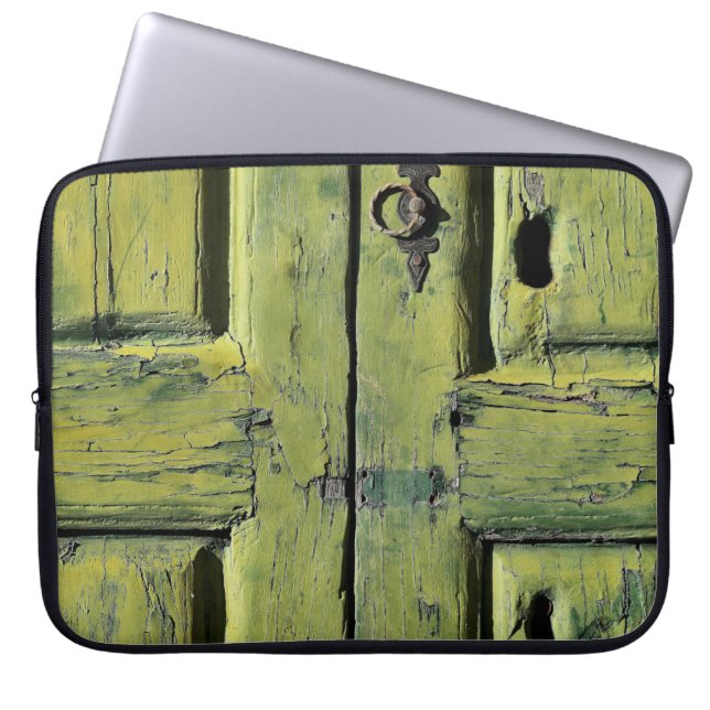 Capa Para Notebook Porta de 2 painéis de madeira marrom fechada (Frente)