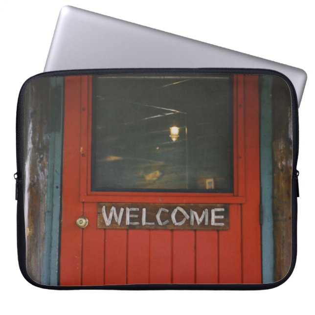 CAPA PARA NOTEBOOK PORTA FECHADA DE MADEIRA VERMELHA (Frente)