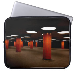 CAPA PARA NOTEBOOK POSTO VERMELHO SOB LUZ DE TETO À NOITE