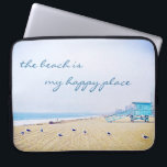 Capa Para Notebook Praia É Meu Lugar Feliz Escrito Na Costa Da Califó<br><div class="desc">"A praia é meu lugar feliz." Relaxe, respire, e explore a solidão de uma praia vazia da Califórnia com esta espantosa bolsa de laptop de neopreno fotográfico de cor pastel. Esta bolsa de laptop tem três tamanhos: 15", 13" e 10". Faz um presente de excelente para alguém especial! Você pode...</div>