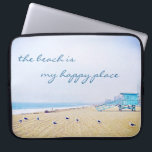 Capa Para Notebook Praia É Meu Lugar Feliz Escrito Na Costa Da Califó<br><div class="desc">"A praia é meu lugar feliz." Relaxe, respire, e explore a solidão de uma praia vazia da Califórnia com esta espantosa bolsa de laptop de neopreno fotográfico de cor pastel. Esta bolsa de laptop tem três tamanhos: 15", 13" e 10". Faz um presente de excelente para alguém especial! Você pode...</div>
