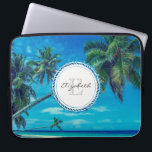 Capa Para Notebook Praia Sandy com Monograma de Palmeiras Tropicais<br><div class="desc">Uma bolsa de laptop monográfica com um círculo náutico que tem o seu nome e inicial. Projetado com uma foto tropical apresentando palmas de coco que se estendem através de uma praia elegante branca isolada. Águas turquesas e um céu azul azul de azure no fundo.</div>