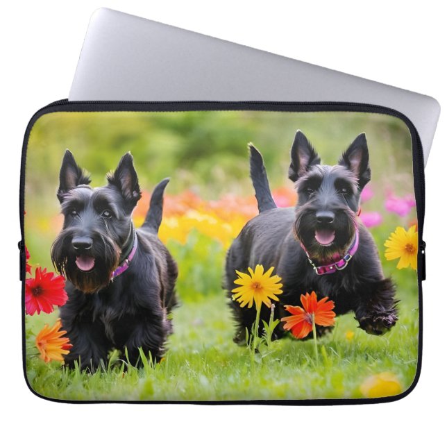 Capa Para Notebook Prances Scottish Terriers em erva e flores (Frente)