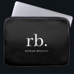 Capa Para Notebook preto e branco mínimo Elegante clássico monograma<br><div class="desc">Um design de monograma minimalista com grandes iniciais tipográficas em uma fonte clássica com seu nome abaixo em um simples fundo preto. O presente ou acessório perfeitamente personalizado!</div>