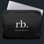 Capa Para Notebook preto e branco mínimo Elegante clássico monograma<br><div class="desc">Um design de monograma minimalista com grandes iniciais tipográficas em uma fonte clássica com seu nome abaixo em um simples fundo preto. O presente ou acessório perfeitamente personalizado!</div>