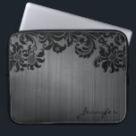 Capa Para Notebook Preto Metálico Brutado Alumínio e Damascos Florais<br><div class="desc">Aspecto preto do padrão de alumínio escovado e damascos florais do ornamentado de safra preta. Monograma personalizado e opcional. Disponível em outros produtos</div>