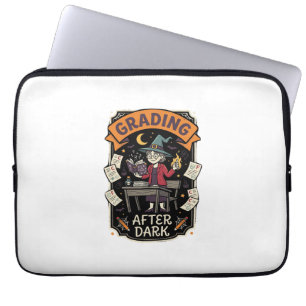 Capa Para Notebook Professor de Halloween Corrigindo no Escuro