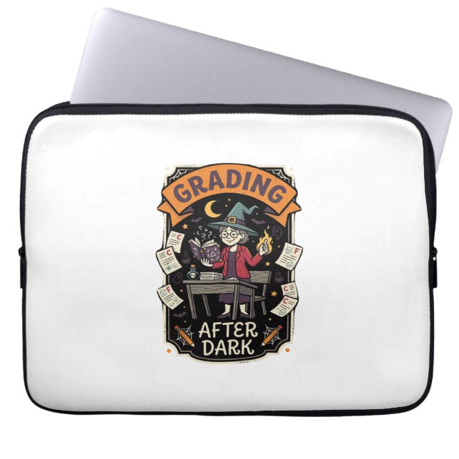 Capa Para Notebook Professor de Halloween Corrigindo no Escuro (Frente)