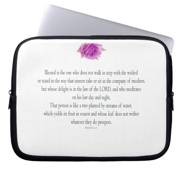 Capa Para Notebook PSALM 1:1-3 com Flor Roxo (Frente)