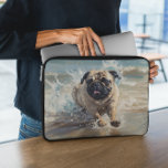 Capa Para Notebook Pug feliz na praia<br><div class="desc">Mantenha o seu dispositivo bem protegido com esta bolsa de laptop vibrante que apresenta um belo cão que aproveita um dia ensolarado de praia. A design divertida mostra uma costa arenosa e ondas oceânicas, trazidas à vida com cores ricas e personagem divertido. Ideal para estudantes, viagens ao trabalho, ou qualquer...</div>