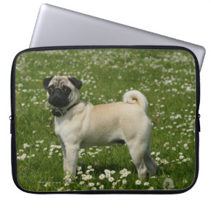 Capa Para Notebook Pug Tocando em Flores