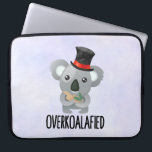 Capa Para Notebook Pun Cute Koala Superkoalaficado<br><div class="desc">Uma bolsa de laptop engraçada e humorada com uma ilustração de um coala bonito vestindo um chapéu preto com o texto da tipografia abaixo que diz superkoalaficado.</div>