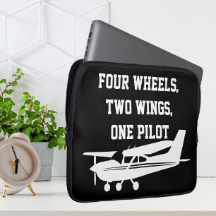 Capa Para Notebook Quatro rodas, duas alas, um piloto, aviação Legal