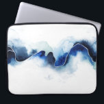 Capa Para Notebook Quebra Glacial<br><div class="desc">Glacial Break III de Grace Popp. Linha azul espessa e vibrante feita em tons azuis profundos contra um fundo branco constrangedor.</div>