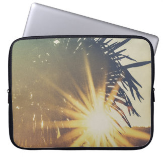 Capa Para Notebook Radiação solar sobre uma planta de folheto linear