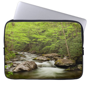 Capa Para Notebook Ramo Reto Flui Através da Floresta