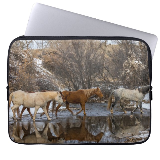Capa Para Notebook Rancho Hideout Horse (Frente)