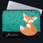 Capa Para Notebook Raposa Blushing com nome personalizado<br><div class="desc">Um design de raposa-de-mata que corre bem sobre um padrão pintado com fundo lacrimogêneo e nome personalizado. Digite seu nome no lugar do nome de exemplo mostrado no modelo de design. Esta capa do computador é uma escolha de excelente para proteger seu laptop ou dispositivo tablet.</div>