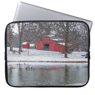 Capa Para Notebook Red Barn In Snow Painterly