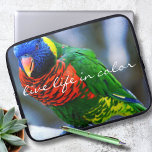 Capa Para Notebook Red Green Lorikeet Bird Photo Live Life in Color<br><div class="desc">Siga o exemplo deste companheiro vermelho, azul, verde e amarelo e assegure-se de viver a vida ao máximo, "vivendo a cor." Esta bolsa de laptop neoprene de fotografia, feliz e multiabanada, trará um sorriso para a sua face toda vez que você a vir. Esta bolsa de laptop tem três tamanhos:...</div>