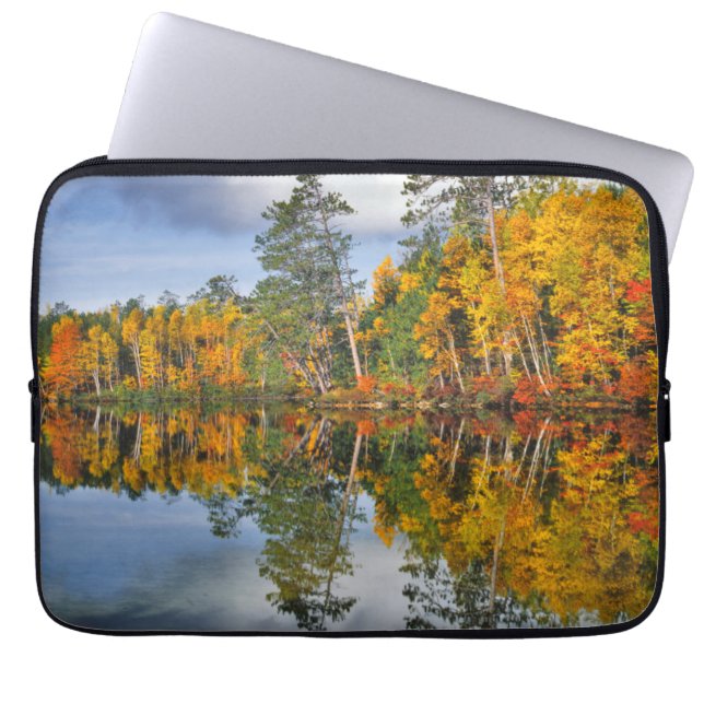 Capa Para Notebook Reflexos do lago no outono, Maine (Frente)