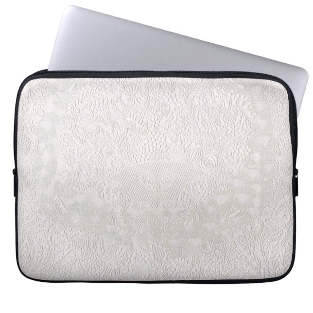 Capa Para Notebook Renda Decorativa Rosa Sobre Branco (Frente)