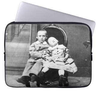 Capa Para Notebook Retrato Assombrador de Irmãos Antigos 