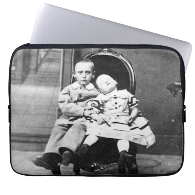 Capa Para Notebook Retrato Assombrador de Irmãos Antigos  (Frente)