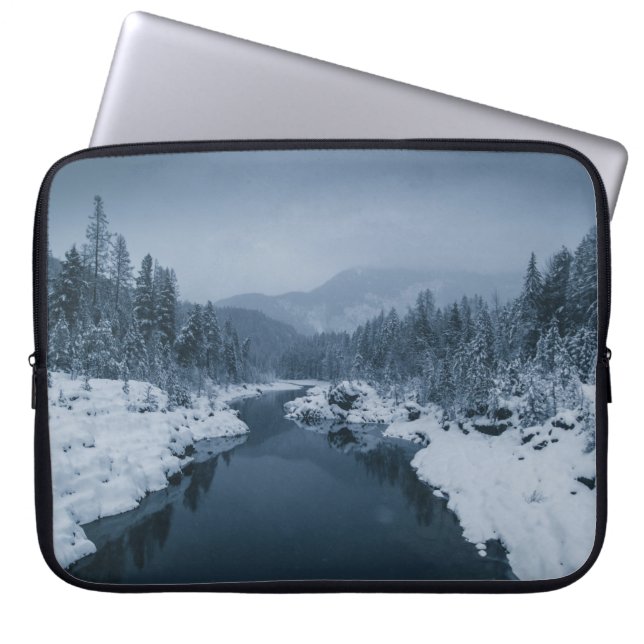 CAPA PARA NOTEBOOK RIO ARREDONDADO PELO CAMPO COBERTO PELA NEVE COM P (Frente)