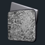 Capa Para Notebook Ripais de Água do Rio<br><div class="desc">A água fluvial corre sobre rochas indiscerníveis criando ondulações caóticas e padrões de luz refletida nesta fotografia a preto e branco. As linhas brancas oblongas e curvantes fluem em torno de rochas obscuras escuras sob a superfície para criar uma foto abstrato-relembrante do mármore. A foto de na moda foi tirada...</div>