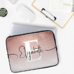 Capa Para Notebook Rosa Brilhante Brilhante Branco Dourado, Monograma<br><div class="desc">Girly Glam em Ir com nossa Bolsa de laptop de Rosa de brilho Dourada com brilho! Certifique-se de que os viagens do laptop têm estilo com a manga do chic. O design apresenta uma transição cativante de rosa dourado para branco pristino, criando um pano de fundo glamouroso para seu monograma...</div>