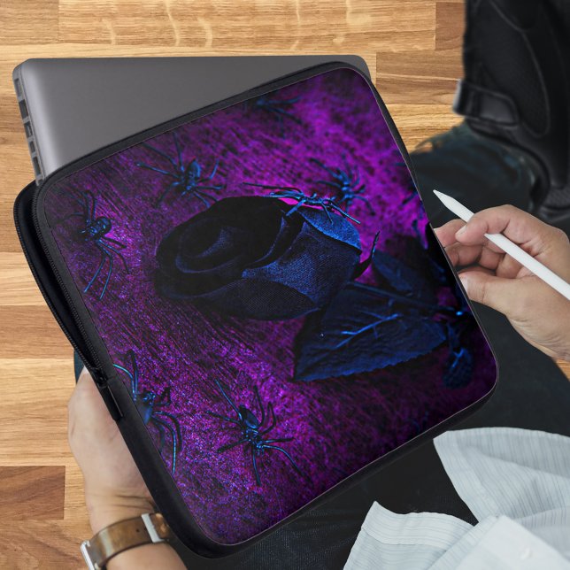 Capa Para Notebook Rosa de Material Negro Spooky, Aranhas Negras (Spooky Black Material Rose, Black Spiders Laptop Sleeve)