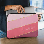 Capa Para Notebook Rosa de Pastel Personalizado Esfregando Arte Cinze<br><div class="desc">Mantenha seu novo dispositivo eletrônico protegido contra algemas e arranhões com esta bolsa de laptop protetora contra na moda, cinzenta contemporânea, cor-de-rosa e listrada de água resistente à água, com zíper. Com espaço para personalizar com o nome, monograma ou iniciais da sua escolha. Belo, moderno e legal cobrir para o...</div>