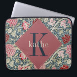 Capa Para Notebook Rosa de Vintage William Morris Laptop Monograma<br><div class="desc">Este simples, mas elegante design apresenta um elegante William Morris inspira um padrão floral numa variedade de rosa, vermelho, blues e cremes empoeirados. Proteja o seu laptop ou tablet com estilo. Adicione um nome para personalizá-lo. Faz um Natal excelente ou um presente Dia de as mães. Criado pela imprensa simplesmente...</div>