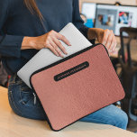 Capa Para Notebook Rosa Elegante Chic Dourado e preto Monograma inici<br><div class="desc">Essa bolsa de laptop define a sofisticação química, harmonizando o atrativo do ouro rosa com sotaques pretos elegantes. Dentro, a manga oferece proteção para o seu laptop e, ao mesmo tempo, mantém uma sensação de luxo refinado. É um acessório de declaração, estilo de casamento e funcionalidade para o essencial técnico...</div>