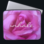 Capa Para Notebook Rosa Rosa Rosa Púrpura Foto Inalar Citação Negrito<br><div class="desc">Uma foto de perto de uma rosa roxa-rosa-púrpura vibrante faz você querer "parar e cheirar as flores". Relaxe e inale a beleza desta fotografia sempre que você usa esta impressionante bolsa de laptop neoprena fotográfica. Esta bolsa de laptop tem três tamanhos: 15", 13" e 10". Faz um presente de excelente...</div>