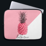 Capa Para Notebook Rosa tropical e abacaxi branco, de cor branca<br><div class="desc">design de abacaxi rosa na moda.</div>