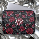 Capa Para Notebook Rosas de Borgonha com Fundo Preto Monograma<br><div class="desc">rosas e folhagem bonito e de cor azul,  com um fundo preto,  bolsa de laptop monoflorada de padrão floral sem costura.</div>